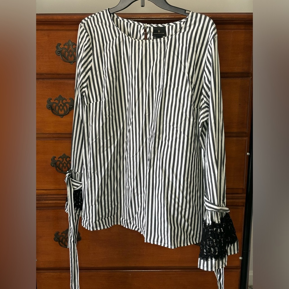 Worthington black and white stripped blouse. Good condition. Size XL